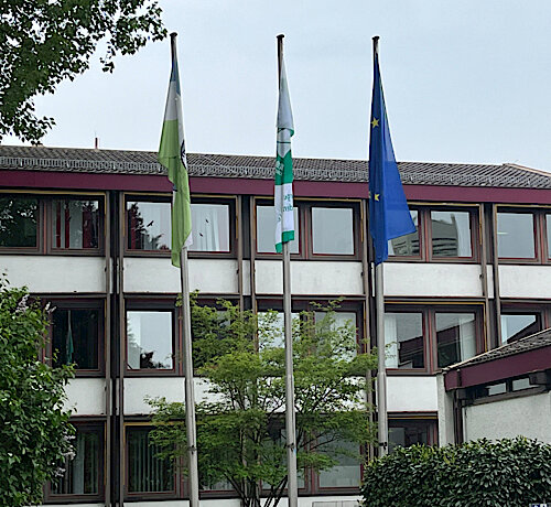 Beflaggung anlässlich des Endes des Zweiten Weltkrieges und der Befreiung vom Nationalsozialismus zum 80. Mal